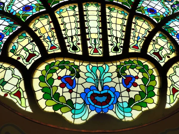 Subotica, Servië, 12 september 2021 Vintage kleurrijke glas ramen in de synagoge. Glas met foto 's of gekleurde patronen. Bloemen, geometrische en religieuze motieven. — Stockfoto
