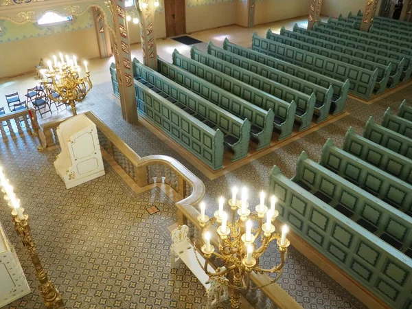 Subotica, Serbia, September 12, 2021 Benches, rows, seats and chairs in the synagogue. Internal interior. Jewish Religion, premises for worship and the center of the religious life of the community — Stock Photo, Image