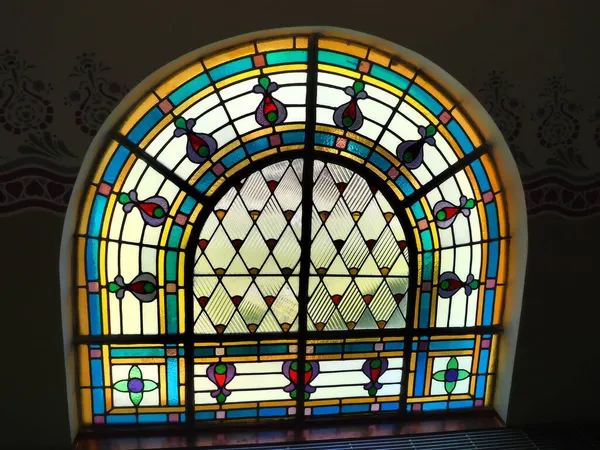Subotica, Sérvia, 12 de setembro de 2021 Vintage colorido vitrais na sinagoga. Vidro com imagens ou padrões coloridos. Motivos florais, geométricos e religiosos. — Fotografia de Stock