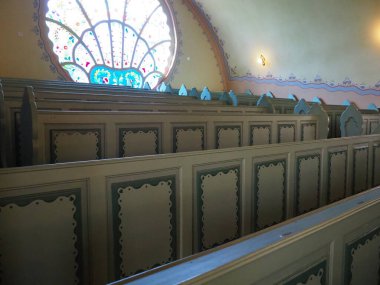 Subotica, Sırbistan, 12 Eylül 2021 Sinagog 'da sıralar, koltuklar ve sandalyeler. İç mekan. Yahudi dini, ibadethaneler ve cemaatin dini yaşamı.