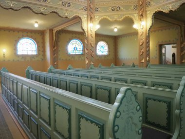 Subotica, Sırbistan, 12 Eylül 2021 Sinagog 'da sıralar, koltuklar ve sandalyeler. İç mekan. Yahudi dini, ibadethaneler ve cemaatin dini yaşamı.