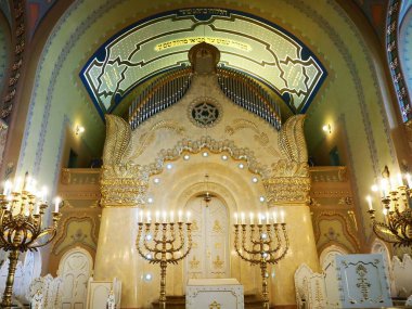 Bima, genellikle sinagogun merkezinde, Tevrat parşömeninin halka açık bir şekilde okunması için özel bir masa ve sinagogda ibadet sırasında Haftorian peygamberlerinin kitabı bulunmakta..