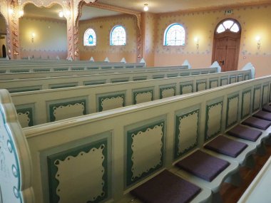 Subotica, Sırbistan, 12 Eylül 2021 Sinagog 'da sıralar, koltuklar ve sandalyeler. İç mekan. Yahudi dini, ibadethaneler ve cemaatin dini yaşamı.