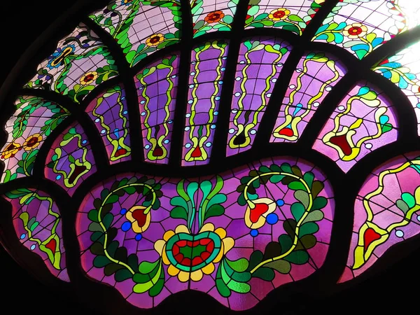 Vintage colorido vitrais na sinagoga. Vidro com imagens ou padrões coloridos. Uma imagem de vidro, percebida na luz. Motivos florais, geométricos e religiosos. Subotica, Sérvia — Fotografia de Stock