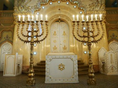 Subotica, Sırbistan, 12 Eylül 2021 Bima, Sinagogun merkezinde, Tevrat parşömenini ve Haftorya peygamberlerinin kitabını okumak için özel bir masa bulunmakta.