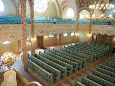 Subotica, Sırbistan, 12 Eylül 2021 Sinagog 'da sıralar, koltuklar ve sandalyeler. İç mekan. Yahudi dini, ibadethaneler ve cemaatin dini yaşamı.