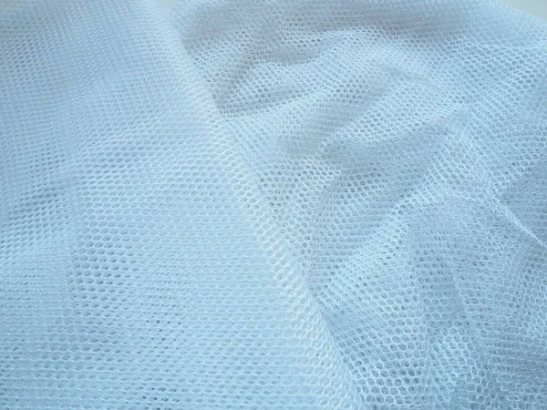 雪白的网状郁金香。网状织物起皱或不小心折叠.特写。白蓝色的面纱或麝香 — 图库照片