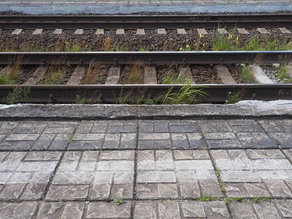 Demiryolları. İstasyonun yakınındaki yerde raylar ve yataklar var. Uzun yol konsepti. Rayların kesişmesi, demiryolu okları. Yön değiştirin. Metal ağır raylar — Stok fotoğraf