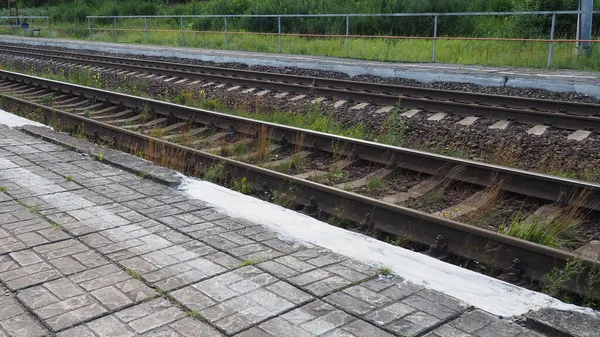 Eisenbahn. Schienen und Schwellen auf dem Boden in der Nähe des Bahnhofs. Ein langer Weg. Verflechtung von Gleisen, Eisenbahnpfeilen. Richtungswechsel. Schwermetallschienen — Stockfoto