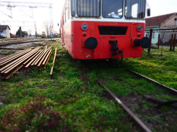 Carro treno retrò di colore rosso. Locomotiva vintage prodotta in Jugoslavia. Sremska Mitrovica, Serbia. Il corpo metallico di un veicolo ferroviario. Rotaie arrugginite. Stazione ferroviaria. Carrozza vuota in un vicolo cieco — Foto Stock