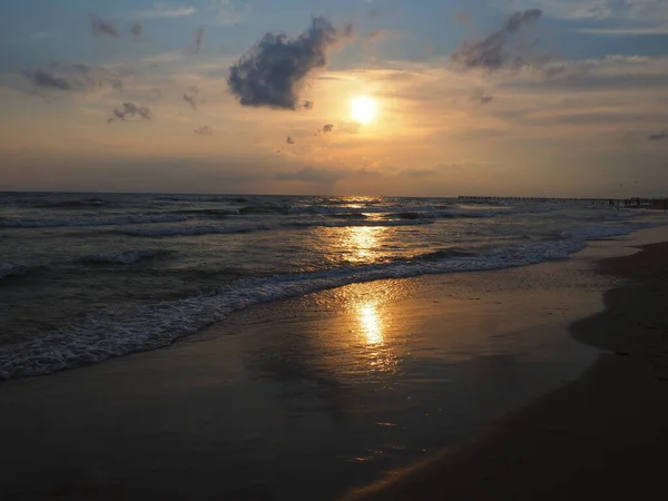 夕阳西下日落时美丽的海浪。游客梅卡，度假胜地。夜晚的天空。光线从水中反射出来. — 图库照片