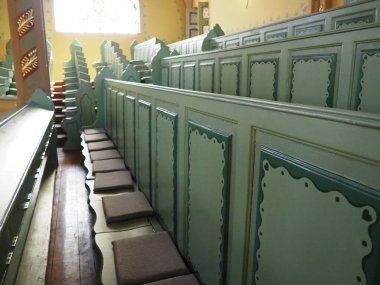 Subotica, Sırbistan, 12 Eylül 2021 Sinagog 'da sıralar, koltuklar ve sandalyeler. İç mekan. Yahudi dini, ibadethaneler ve cemaatin dini yaşamı.