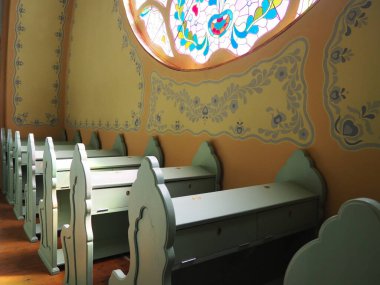 Subotica, Sırbistan, 12 Eylül 2021 Sinagog 'da sıralar, koltuklar ve sandalyeler. İç mekan. Yahudi dini, ibadethaneler ve cemaatin dini yaşamı.