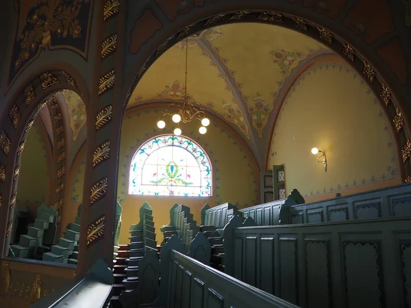 Subotica, Serbia, 12 września 2021 Ławki, rzędy, miejsca i krzesła w synagodze. Wewnętrzne wnętrze. Religia żydowska, miejsce kultu i centrum życia religijnego wspólnoty — Zdjęcie stockowe
