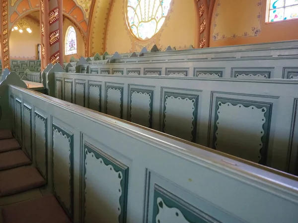 Subotica, Sırbistan, 12 Eylül 2021 Sinagog 'da sıralar, koltuklar ve sandalyeler. İç mekan. Yahudi dini, ibadethaneler ve cemaatin dini yaşamı.