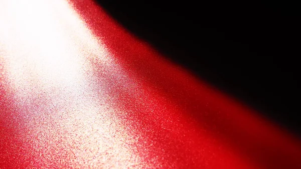 Raggi di luce diagonali su sfondo rosso o scarlatto. Sfocato effetto luce di sfondo astratto, perdite di luce. Illuminazione della superficie laterale. Linee o strisce di luce parallele e asimmetriche ad angolo. — Foto Stock