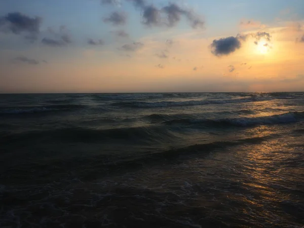 夕阳西下日落时美丽的海浪。游客梅卡，度假胜地。夜晚的天空。光线从水中反射出来. — 图库照片