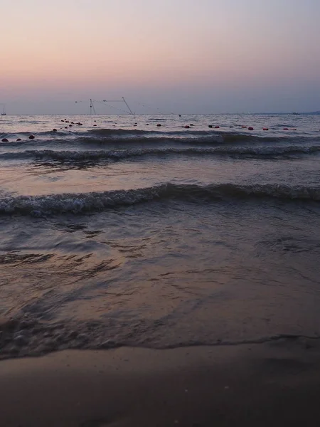 Sonnenuntergang über dem Meer. Schöne Wellen bei Sonnenuntergang. Touristenmekka, Ferienort. Abendhimmel. Die Strahlen werden vom Wasser reflektiert. — Stockfoto