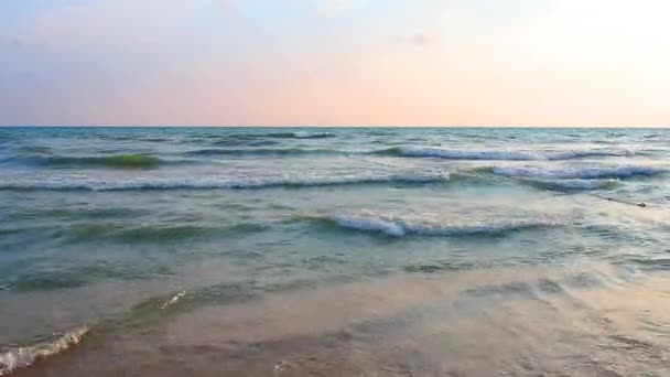 Спокійні Хвилі Прокочуються Над Піщаним Берегом Захід Сонця Море Або — стокове відео
