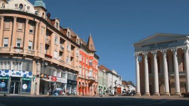 Subotica, Sırbistan 12 Eylül 2021 Subotica 'nın turizm merkezinde meydanda yürüyor. Ulusal Tiyatro ve kütüphane binası, dükkanlar ve eczaneler. İyi yaz havası