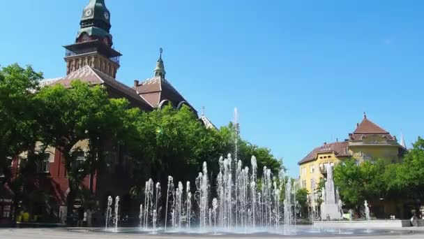 スボティツァ セルビア 2021年9月12日 市庁舎 国立劇場 市立図書館の間のスボティツァ広場に噴水があります きれいな水 スプラッシュや滴のジェット — ストック動画