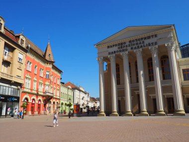 Subotica, Sırbistan 12 Eylül 2021 Subotica 'nın turizm merkezinde meydanda yürüyor. Ulusal Tiyatro ve kütüphane binası, dükkanlar ve eczaneler. İyi yaz havası.