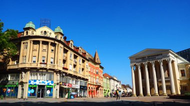 Subotica, Sırbistan 12 Eylül 2021 Subotica 'nın turizm merkezinde meydanda yürüyor. Ulusal Tiyatro ve kütüphane binası, dükkanlar ve eczaneler. İyi yaz havası.