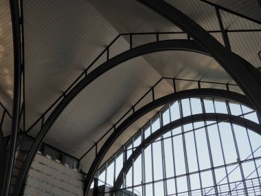 İstasyonun kemerleri ve kemerleri. Büyük bir binanın çatısının altındaki metal yapılar. İnşaat destek ve kirişleri. Gotik kemerler içeride.