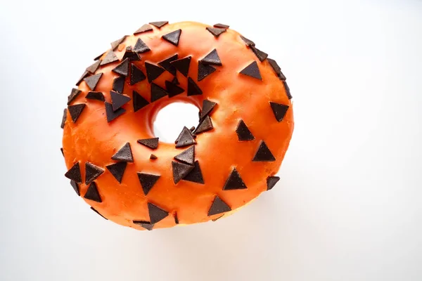 Donut Halloween Com Cobertura Laranja Triângulos Chocolate Como Uma Cobertura — Fotografia de Stock