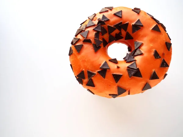 Donut Halloween Com Cobertura Laranja Triângulos Chocolate Como Uma Cobertura — Fotografia de Stock