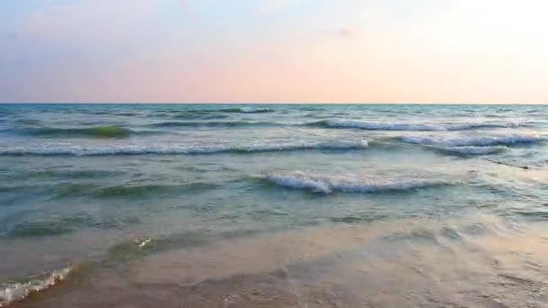 Ήρεμα Κύματα Κυλούν Πάνω Από Την Αμμώδη Ακτή Ηλιοβασίλεμα Στη — Αρχείο Βίντεο