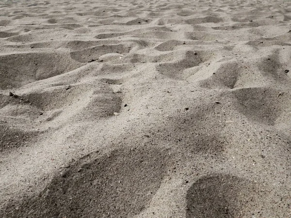 黄金の時間に太陽の光が少ない砂です 空のビーチ 足跡や砂の中にデント 黒海の砂丘 鉱物石英シリコン二酸化炭素の粒で構成される堆積岩 — ストック写真