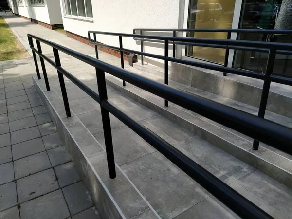 Rampas Para Discapacitados Junto Entrada Del Edificio Nueva Escuela Equipada —  Fotos de Stock