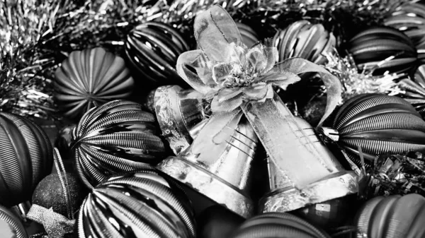Weihnachten Hintergrund Mit Weihnachtsschmuck Weihnachtskugeln Glocken Bögen Weihnachtsbaumregen Schwarz Weiß — Stockfoto