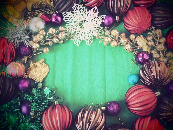 クリスマスの装飾 休日のボール サークル内のクリスマスツリーの雨とクリスマスの背景 お正月とメリークリスマス 縞模様 金の宝石 緑の真ん中 — ストック写真