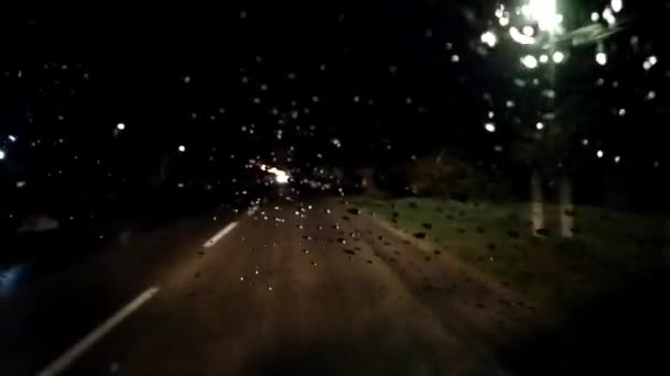 Verkeer Nachts Regendruppels Voorruit Van Auto Asfaltweg Spoor Wazig Onscherp — Stockvideo