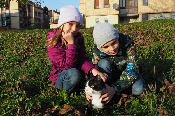 Bambini Ragazzo Una Ragazza Razza Bianca Camminano Gatto Bianco Nero — Foto Stock