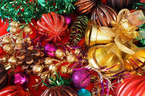 クリスマスの装飾 休日のボール モミのコーン クリスマスツリーの雨とクリスマスの背景 お正月とメリークリスマス 縞模様 カラフルな装飾 — ストック写真