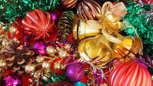 クリスマスの装飾 休日のボール モミのコーン クリスマスツリーの雨とクリスマスの背景 お正月とメリークリスマス 縞模様 カラフルな装飾 — ストック写真