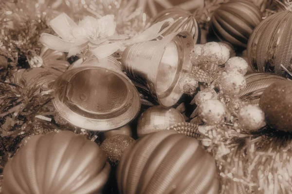 Weihnachten Hintergrund Mit Weihnachtsschmuck Weihnachtskugeln Glocken Bögen Tannenzapfen Weihnachtslametta Frohes — Stockfoto