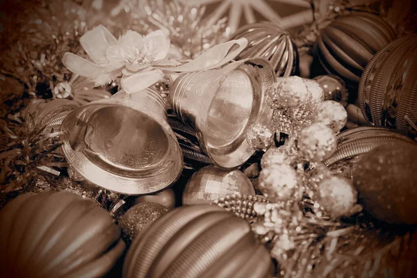 Weihnachten Hintergrund Mit Weihnachtsschmuck Weihnachtskugeln Glocken Bögen Tannenzapfen Weihnachtslametta Frohes — Stockfoto