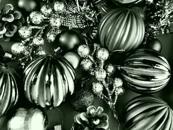 Weihnachten Hintergrund Mit Weihnachtsschmuck Weihnachtskugeln Glocken Bögen Tannenzapfen Weihnachtslametta Frohes — Stockfoto