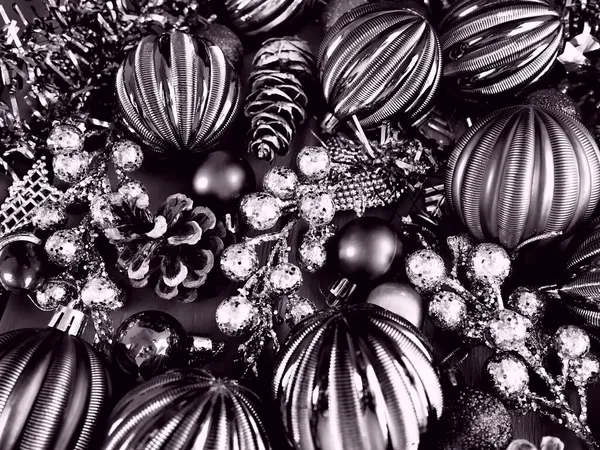 Weihnachten Hintergrund Mit Weihnachtsschmuck Weihnachtskugeln Glocken Bögen Tannenzapfen Weihnachtslametta Frohes — Stockfoto