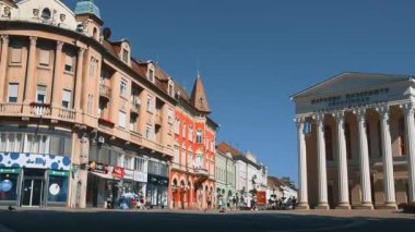 Subotica, Sırbistan 12 Eylül 2021 Subotica 'nın turizm merkezinde meydanda yürüyor. Ulusal Tiyatro ve kütüphane binası, dükkanlar ve eczaneler. İyi yaz havası.