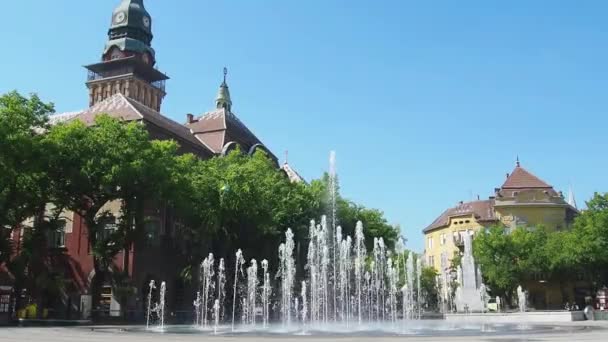 Subotica, Sırbistan, 12 Eylül 2021. Subotica Meydanı 'ndaki belediye binası, Ulusal Tiyatro ve Şehir Kütüphanesi arasındaki çeşme. Temiz su fışkırıyor, su sıçrıyor ve düşüyor.. — Stok video