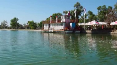 Palich Gölü, Sırbistan, 09.11.2021. Gün boyunca gölün kıyısındaki kafeler ve restoranlar. Gemi restoranı. Turistlerle dolu bir tekne. İnsanlar rahatlatıcı. Sudaki dalgalanmalar. Güneşli.