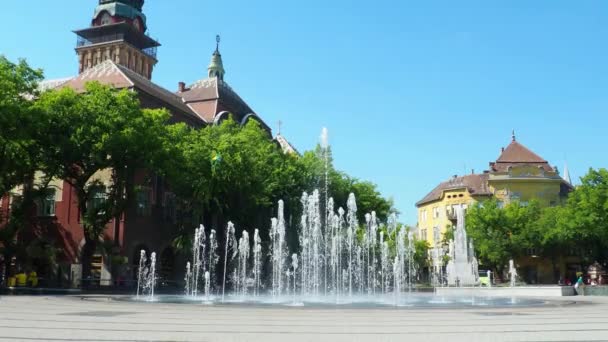 Subotica, Serbien, 12 september 2021. Fontän på torget i Subotica mellan stadshuset, Nationalteatern och stadsbiblioteket. Jets av rent vatten, stänk och droppar. Långsamma rörelser. — Stockvideo