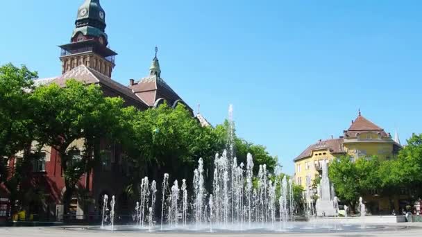 スボティツァ、セルビア、 2021年9月12日。市役所、国立劇場、市立図書館の間のスボティツァ広場に噴水。きれいな水、スプラッシュや滴のジェット。スローモーション. — ストック動画