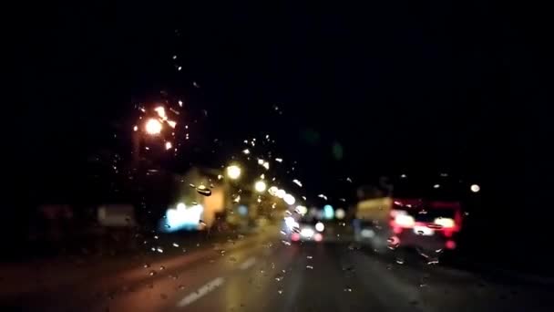 Jazda Nocą Krople Deszczu Przedniej Szybie Samochodu Droga Asfaltowa Lub — Wideo stockowe