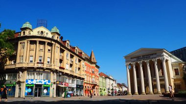 Subotica, Sırbistan 12 Eylül 2021 Subotica 'nın turizm merkezinde meydanda yürüyor. Ulusal Tiyatro ve kütüphane binası, dükkanlar ve eczaneler. İyi yaz havası.